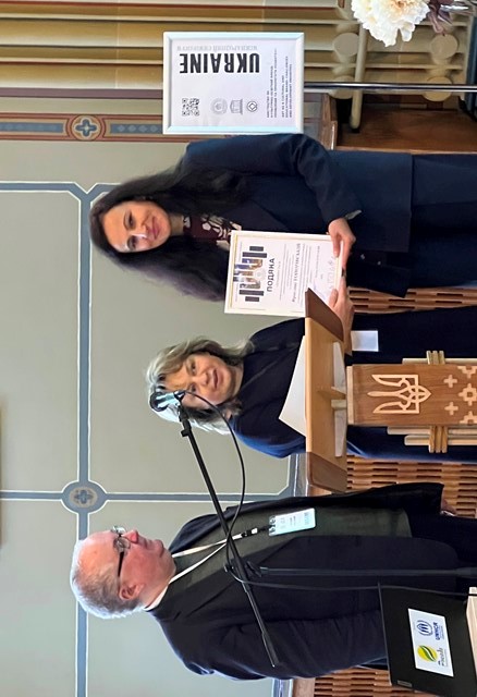 Декан факультету мистецтв із організаторами Симпозіуму на Секційному засіданні у м.Чернівці